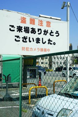 Şehirdeki sokak tabelasının manzarası