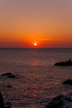 Sahilde güzel bir gün batımı.
