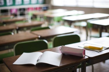 Kitaplar ve okul gereçleri sınıftaki masada.