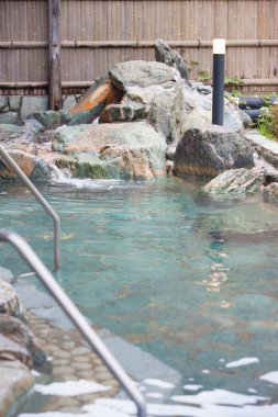 Güzel taş süslemeli yüzme havuzu