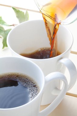 Masanın arkasında kahve olan iki fincan. sabah kahvaltısı