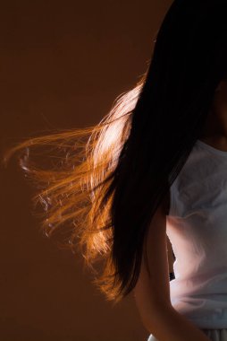 Gün batımında uzun saçlı güzel bir Asyalı kadın. 