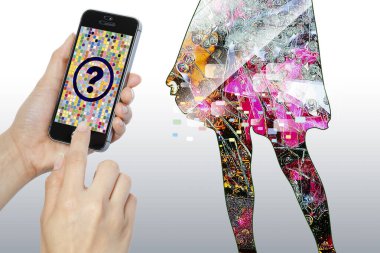 Modern akıllı telefon aygıtı kullanan kişinin yakın görüntüsü