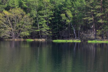 Dağlardaki güzel sakin göl manzarası