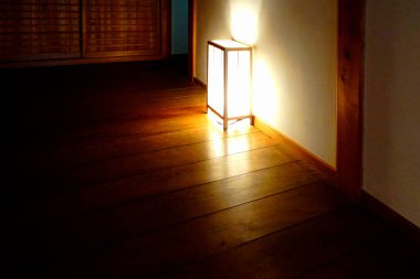 Odasında lamba olan ahşap zemin, kapatın.