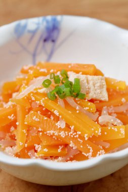 Beyaz kasede peynirli susam ve bal havucu.