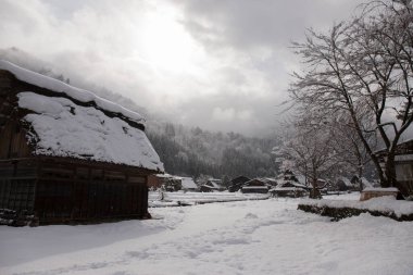 Japonya 'da kış mevsiminde geleneksel Japon Shirakawa köyü. Unesco Dünya Mirası