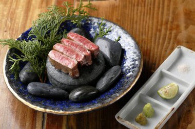 Tabakta taze deniz ürünleri, Japon mutfağı konsepti, yakın çekim. 