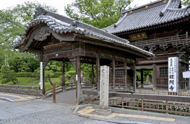 Güzel antik Japon tapınağının manzaralı görüntüsü.