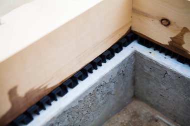 Ahşap kiriş ve beton temellerin yakın görüntüsü