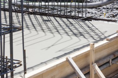 İnşaat alanında çelik takviyesi kullanılıyor. 