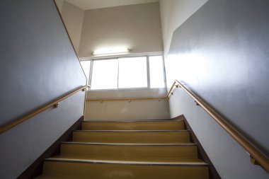 Modern sarı merdiven bina koridorunda.