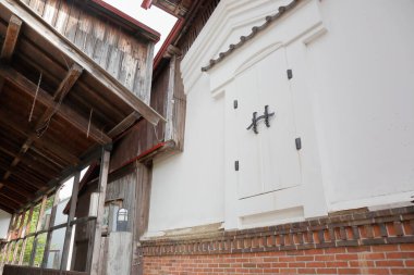 Japonya 'da ahşap detaylara sahip antik taş bina mimarisi 