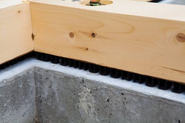 Yeni ev yapım aşamasında. Tahta kirişler ve çimentoyla inşa edilmiş