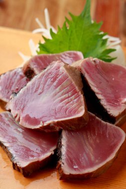 Tabakta taze deniz ürünleri, Japon mutfağı konsepti, yakın çekim. 