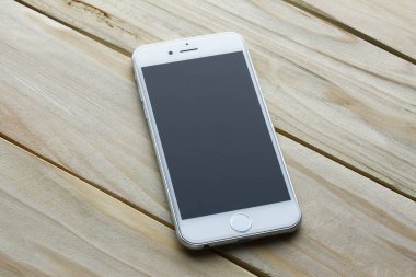 Ahşap arka plan üzerinde modern smartphone