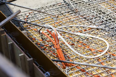 İnşaat alanında yer yapmak için çimento döken işçiler 