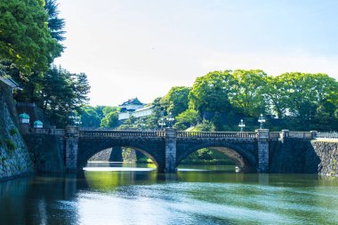 Eski köprüsü, sakin göleti ve ağaçlarıyla güzel Japon parkı.             