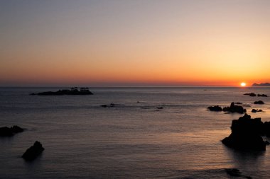 Denizde güzel bir gün batımı. doğa arkaplanı