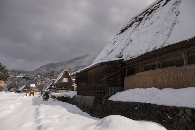 Japonya 'da kış mevsiminde geleneksel Japon Shirakawa köyü. Unesco Dünya Mirası