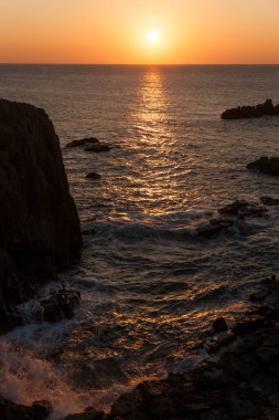 Doğa arka planında güzel kayalık kıyı şeridi