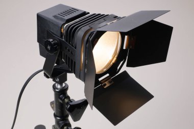 Gri arkaplanda spot lambası