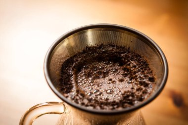 Kahve çekirdekli sade kahve ve filtre.