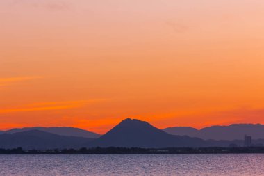 Gölün üzerinde güzel bir gün batımı 