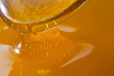 Bal ve kaşığın yakın görüntüsü. Makro fotoğrafçılık