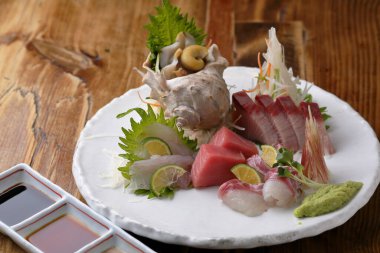 Tabakta taze deniz ürünleri, Japon mutfağı konsepti, yakın çekim. 