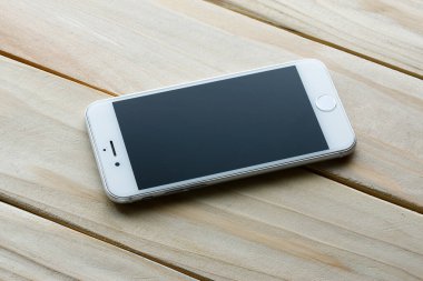 Modern cep telefonu ahşap masada. Üst Manzara. Metin için boşluk