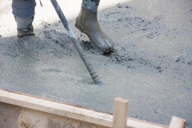İnşaat alanında beton döşeme işçisi