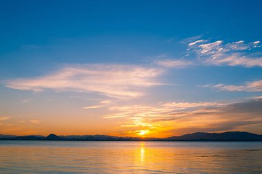 Gölün üzerinde güzel bir gün batımı 