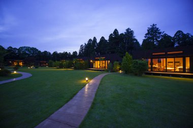 Akşamları yeşil çimenli, modern kır evi.