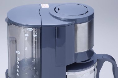 Şeffaf su tankı olan modern elektrikli kahve makinesi.