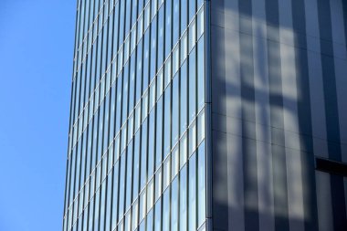 Şehirdeki modern ofis binası cephesi 