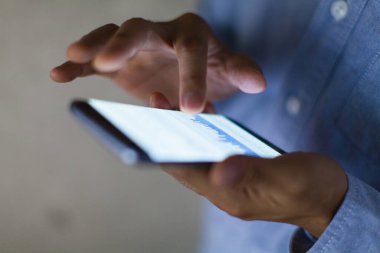 Modern akıllı telefon aygıtı kullanan kişinin yakın görüntüsü