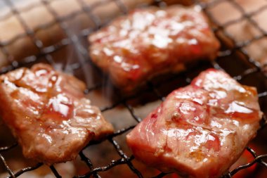 Biftek ve kızarmış et yakın plan. 