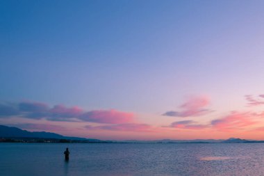 Deniz kenarında gün batımı doğa arka planında
