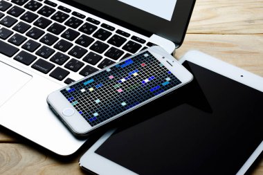 Tablet, akıllı telefon ve dizüstü bilgisayar gibi yaratıcı ofis araçlarının üst görünümü