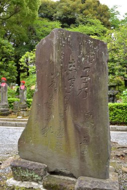 Parkta Çince sembolleri olan anıt taşının manzarası