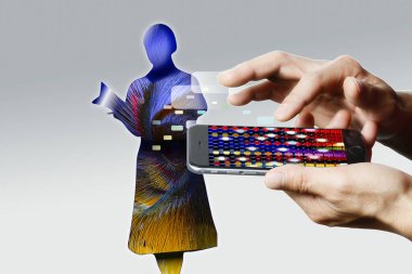 Modern akıllı telefon aygıtı kullanan kişinin yakın görüntüsü
