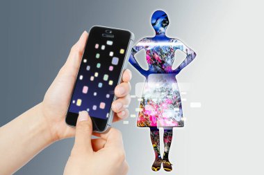 Modern akıllı telefon aygıtı kullanan kişinin yakın görüntüsü