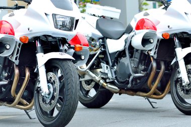 Japonya 'da şehir caddesinde polis motosikletleri park ediyor. 