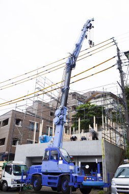 İnşaat alanında vinç kaldırma malzemeleri görülüyor.
