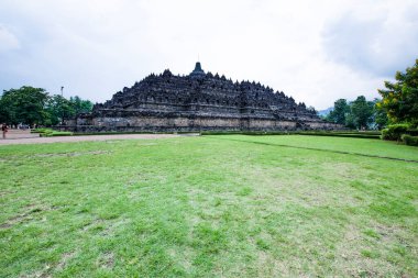 Prambanan, Endonezya 'nın güneyindeki Yogyakarta Özel Bölgesi' nde bulunan 9. yüzyıl Hindu tapınağı yerleşkesi, Trimrti 'ye adanmış, Tanrı' nın Yaratıcı (Brahma), Koruyucu (Vishnu) ve Yok Edici (Shiva) olarak adanmıştır.)