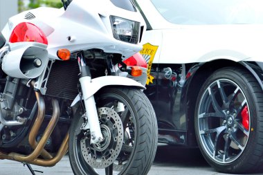 Japonya 'da şehir caddesinde polis motosikletleri park ediyor. 