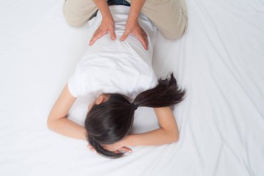 sırt masajı sahip genç bir kadın 