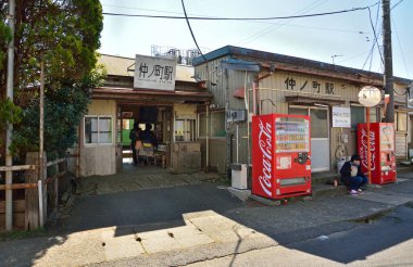 Otomatları olan küçük bir Japon tren istasyonu.