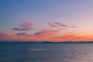 Gölün üzerinde güzel bir gün batımı 